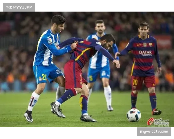 场边花絮：诺坎普球迷向客队门将抛出纸带，抗议对方“拖延时间”的防守策略